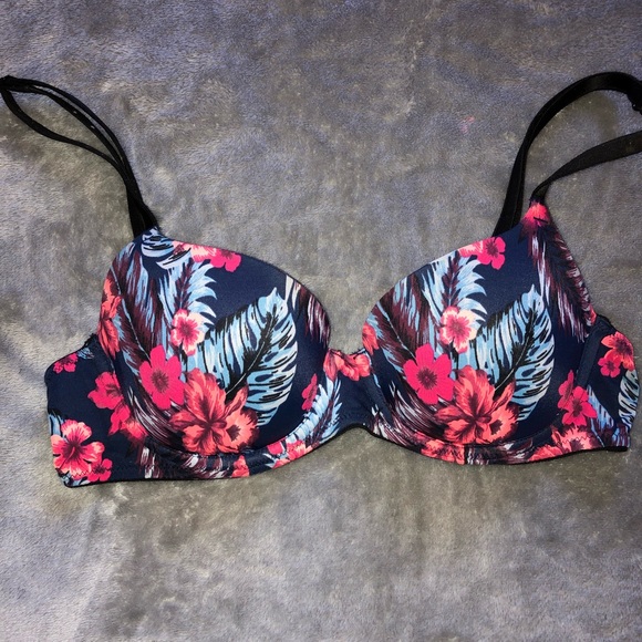 4 VS PINK bras and 3 Victoria Secret bras - Picture 2 of 8